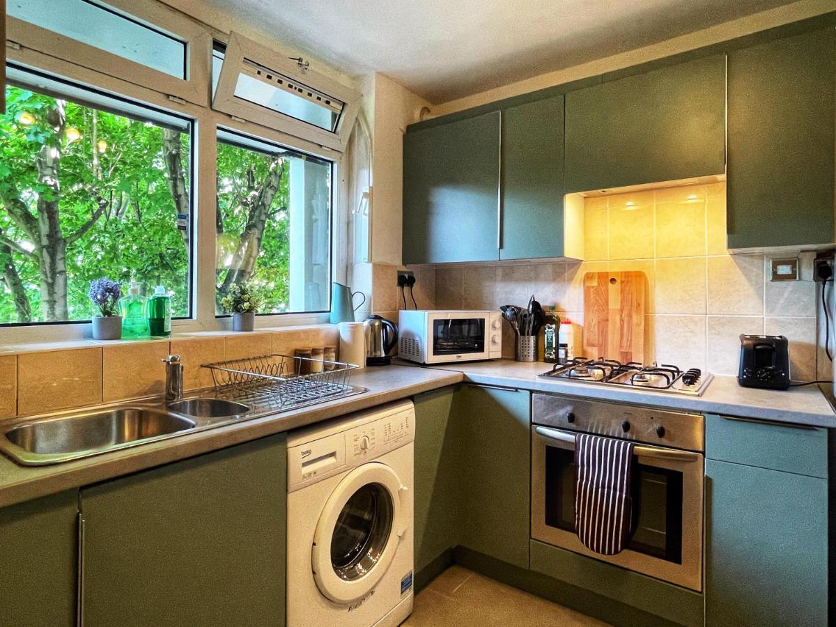 Noah's Place In Mile End Apartment
