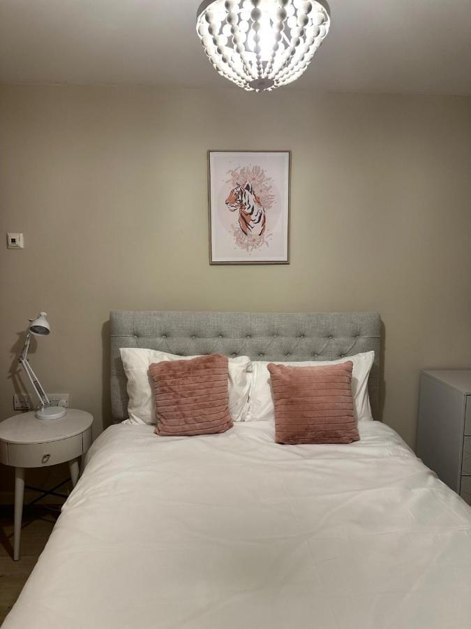 Apartment Spacious,1 Bed, Large Balcony, Parsons St