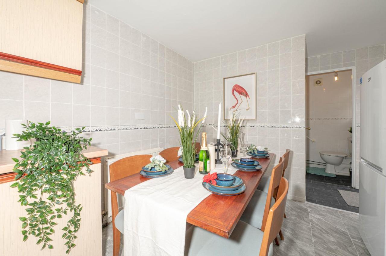 Holiday home Xtra Large 4 Bedroom House, Near Excel, And 5 Walk To Train Station