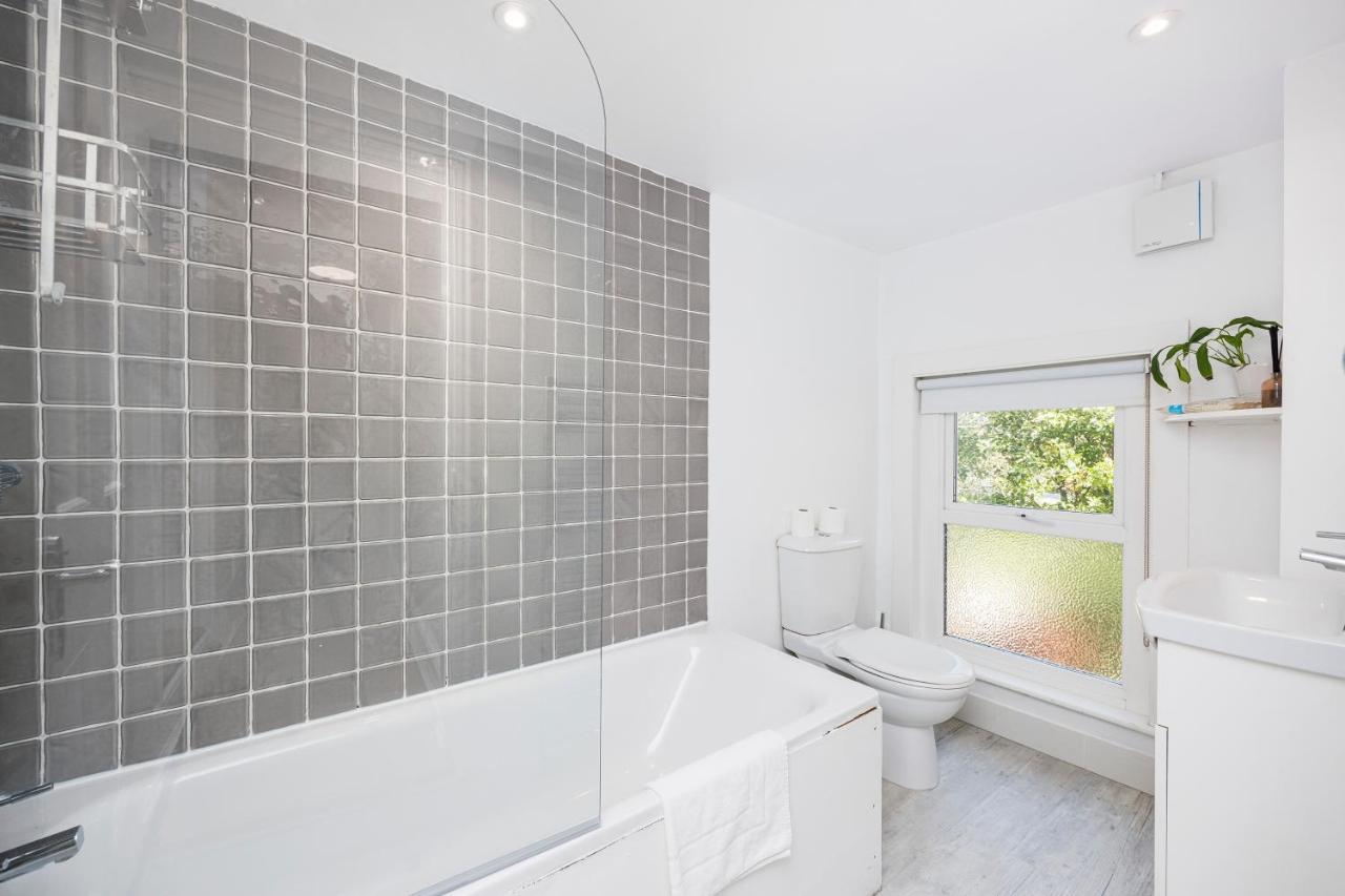 Welcomestay Colliers Wood Two Bed - Away From Appartement Londen