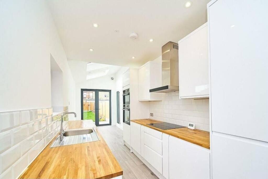 Spacious 4br House, London, Sleeps 9, Parking Available Apartment *