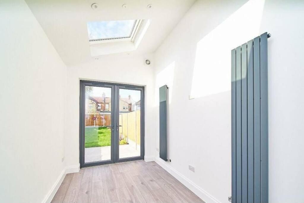 Spacious 4br House, London, Sleeps 9, Parking Available Apartment London