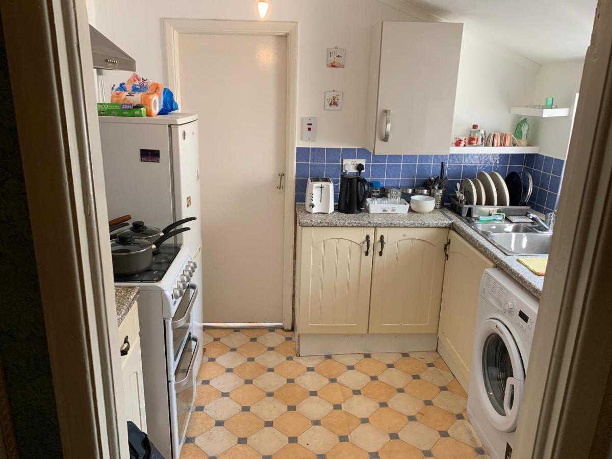 Guest house Double Bedroom Near The St Street Rail Station *