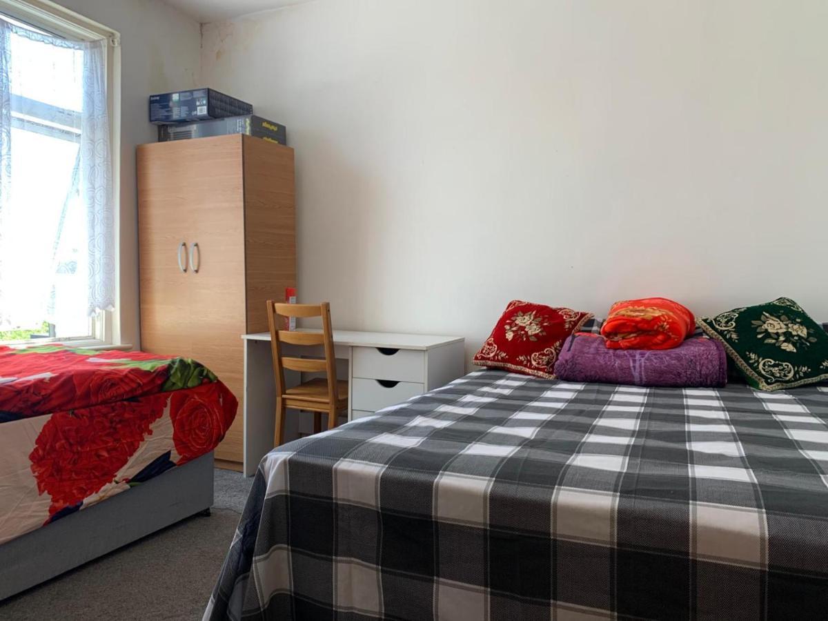 Double Bedroom Near The St Street Rail Station Guest house *