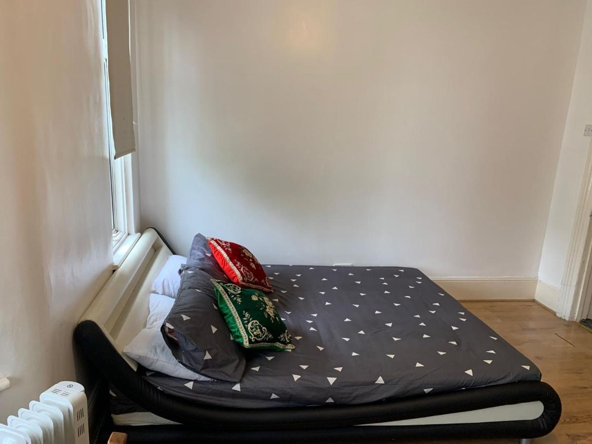 Guest house Double Bedroom Near The St Street Rail Station London