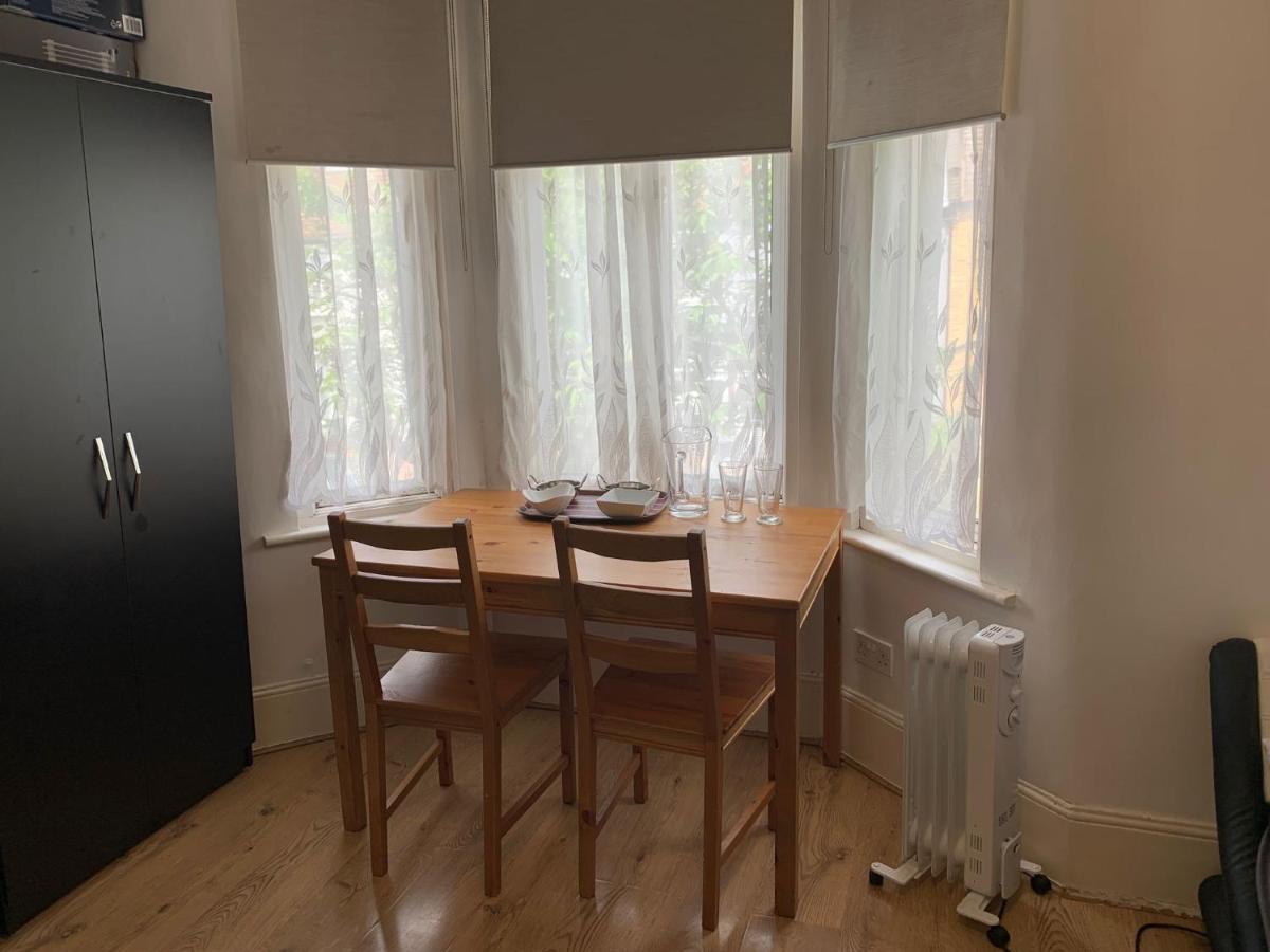 Double Bedroom Near The St Street Rail Station Guest house London