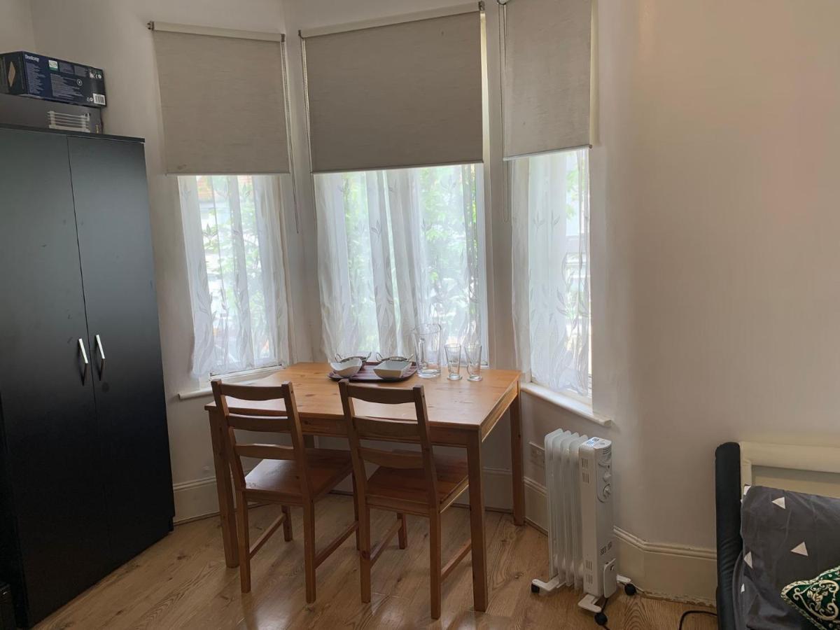 Guest house Double Bedroom Near The St Street Rail Station