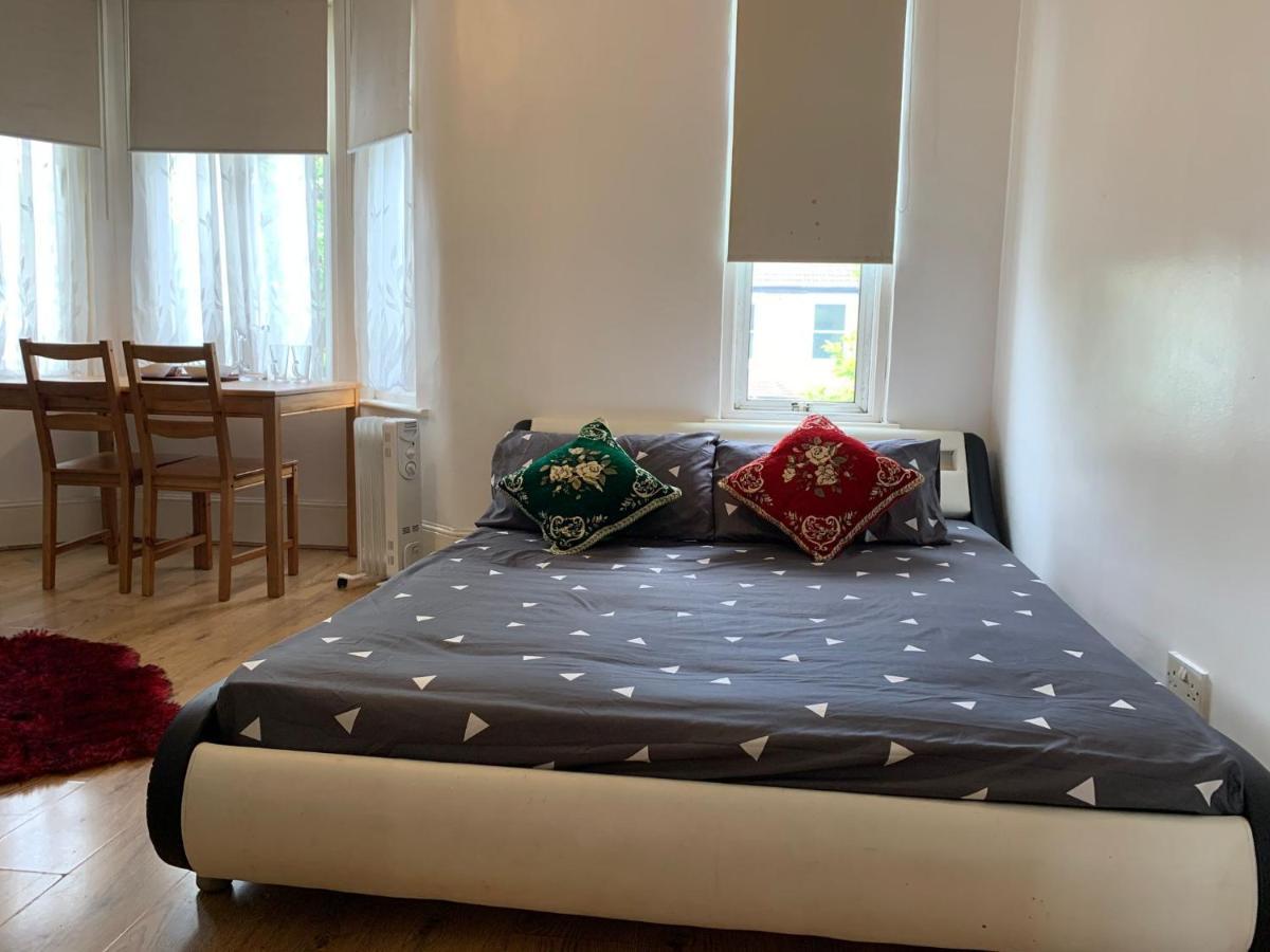 Guest house Double Bedroom Near The St Street Rail Station *