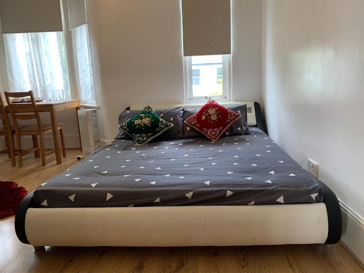 Guest house Double Bedroom Near The St Street Rail Station London