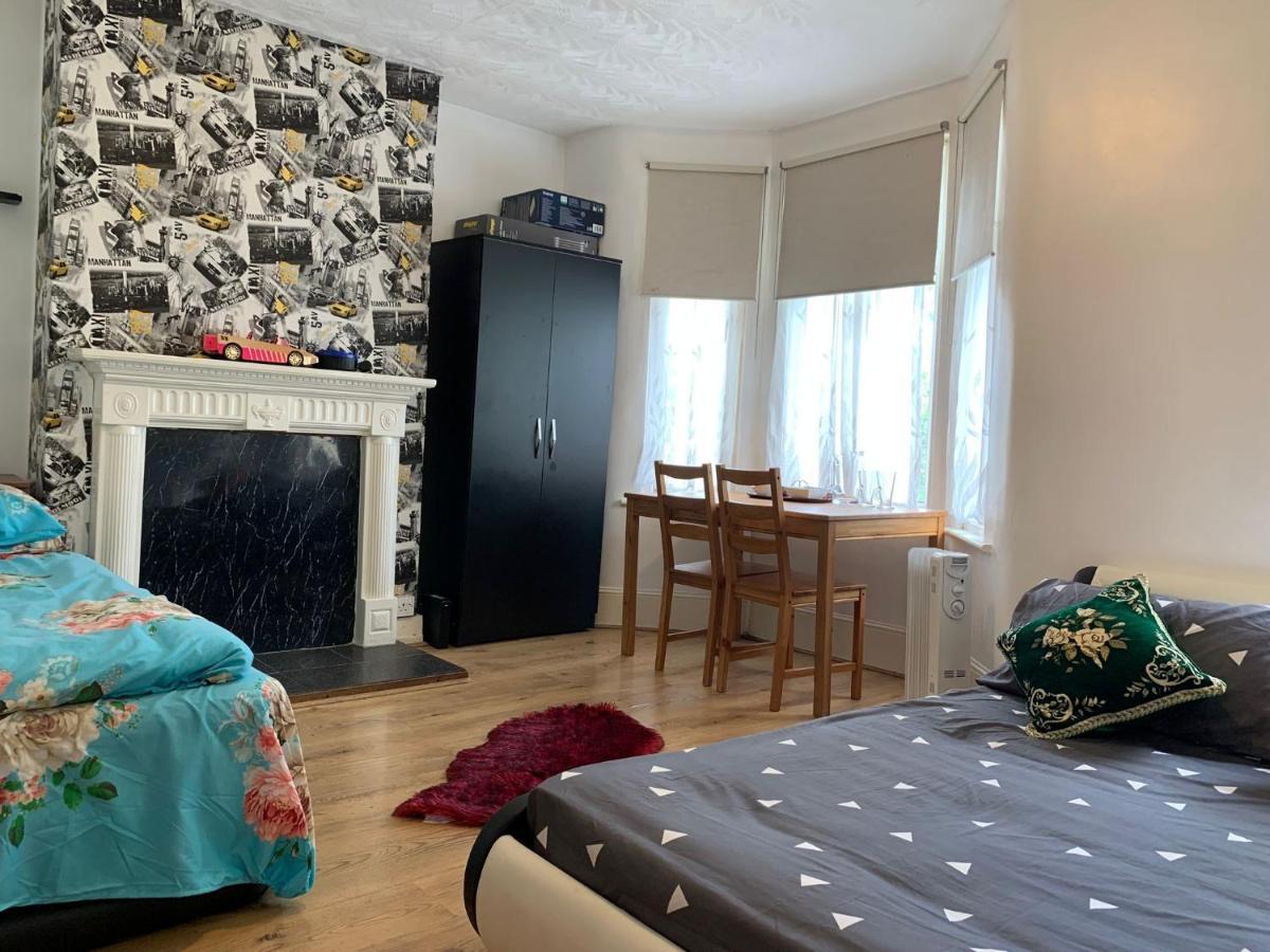 Double Bedroom Near The St Street Rail Station Guest house *