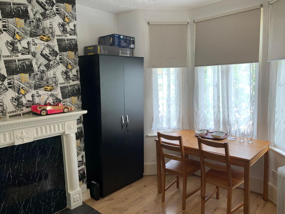 Guest house Double Bedroom Near The St Street Rail Station