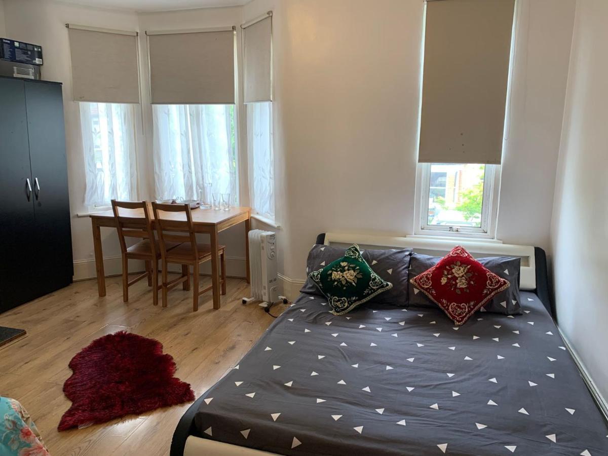 Guest house Double Bedroom Near The St Street Rail Station