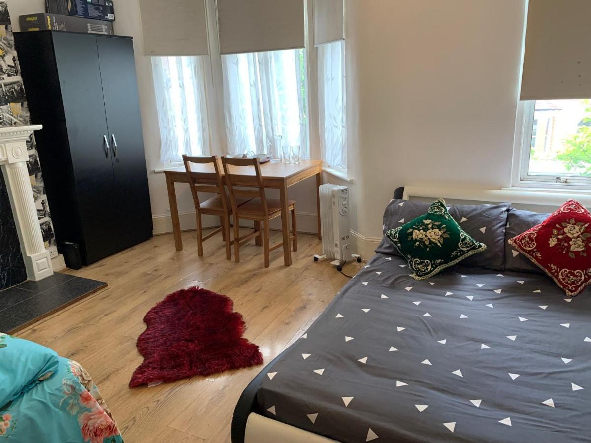 Double Bedroom Near The St Street Rail Station Guest house