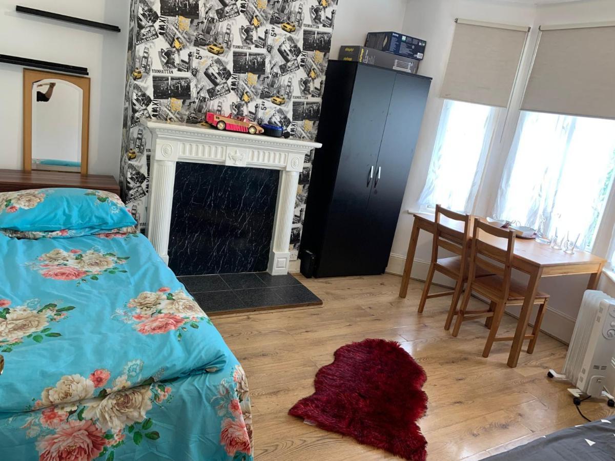 Guest house Double Bedroom Near The St Street Rail Station