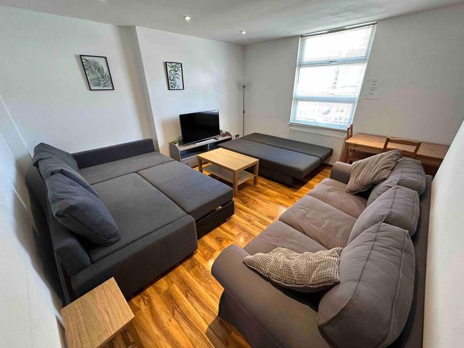 Comfortable 1 Bedroom And Double Sofa Bed Flat *