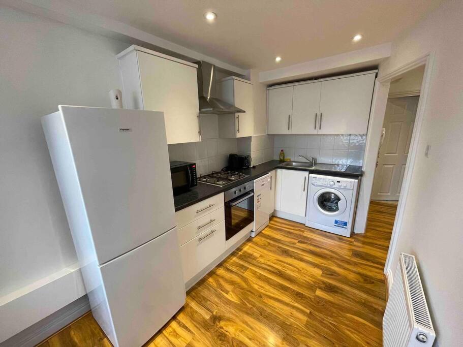 Apartment Comfortable 1 Bedroom And Double Sofa Bed Flat *