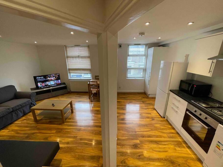 Comfortable 1 Bedroom And Double Sofa Bed Flat * London
