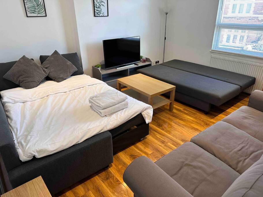 Comfortable 1 Bedroom And Double Sofa Bed Flat Apartment *