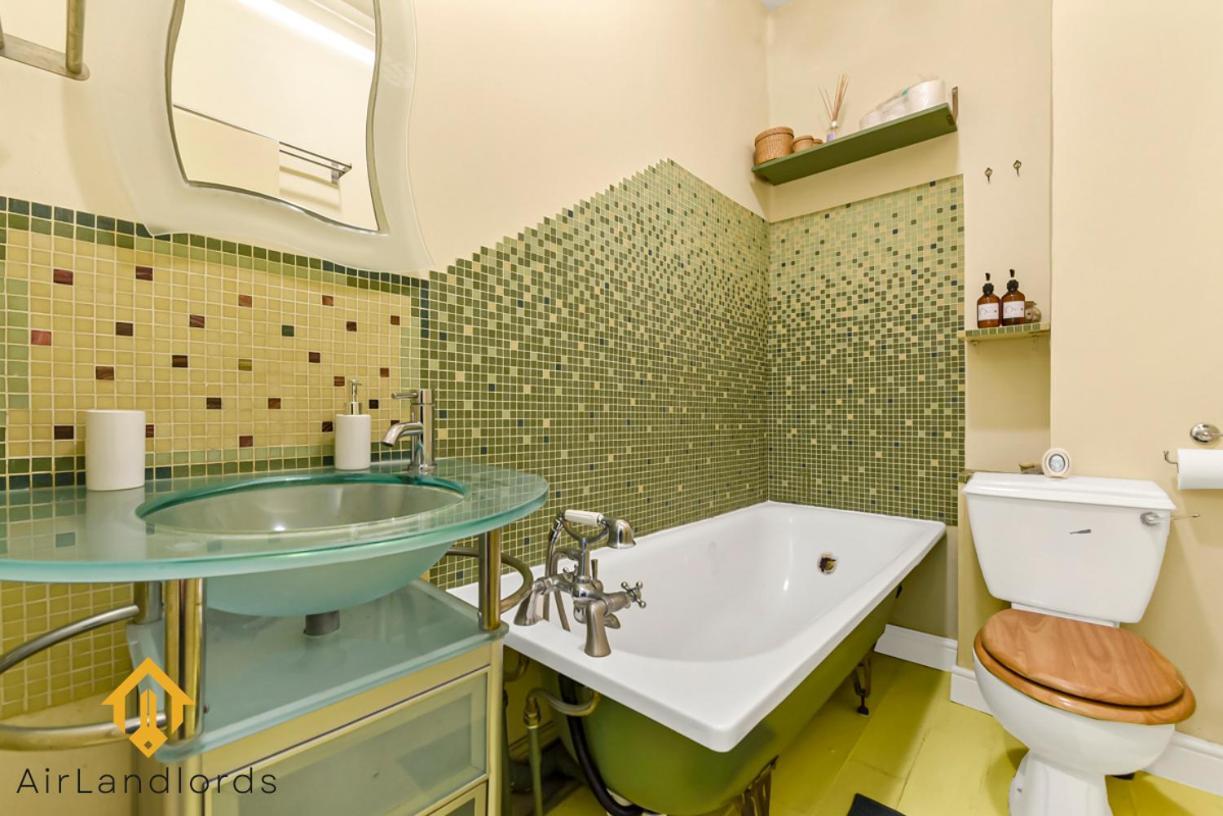 Peaceful 2-bedroom Flat Near Queens Park Station * London