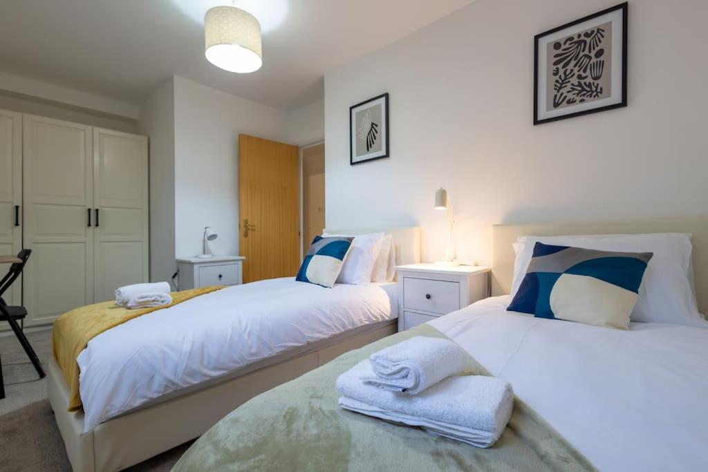 Morden Apartment, By The Sea With Free Parking Apartment *