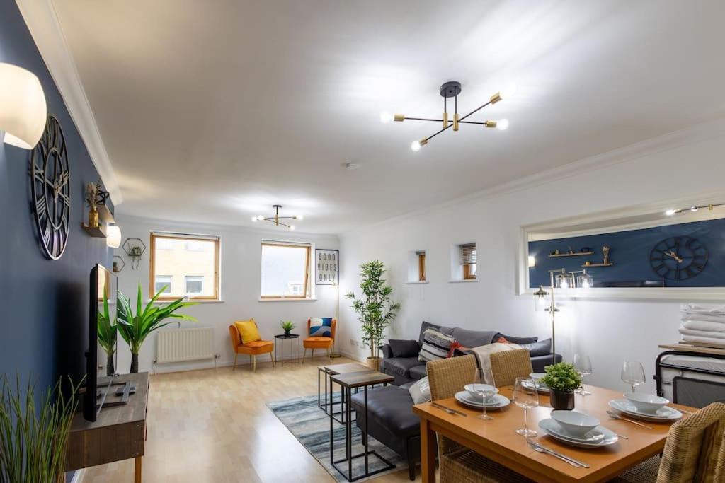 Morden Apartment, By The Sea With Free Parking Apartment *