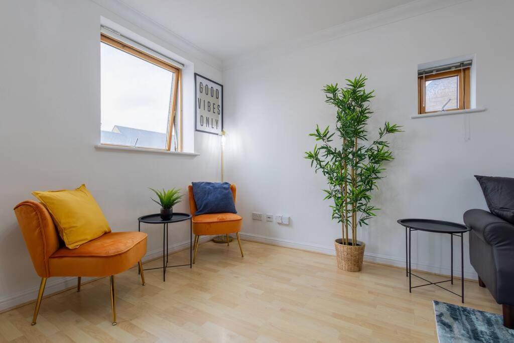 Morden Apartment, By The Sea With Free Parking Apartment *