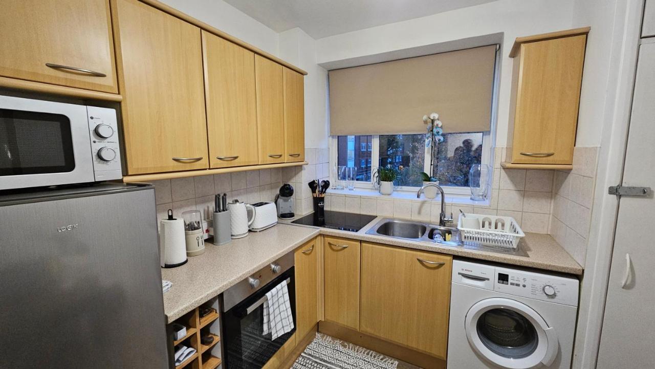 Spacious Two Bedroom In Battersea, Free Parking Apartment London