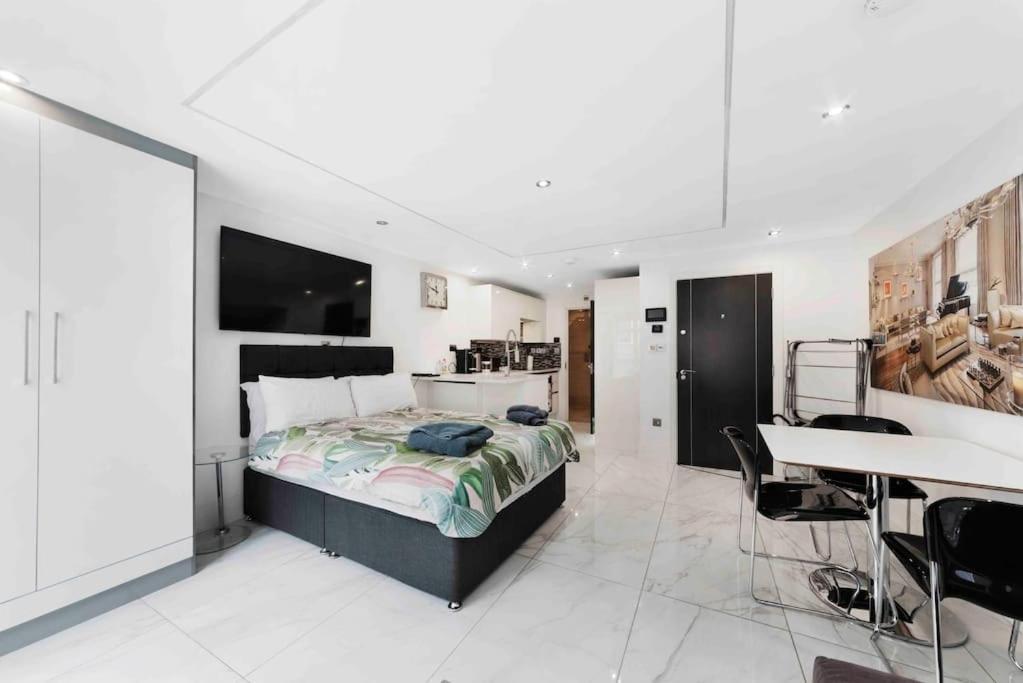 Stylish New Covent Garden Soho Studio Apart *