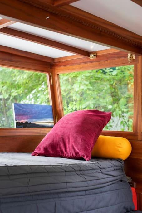 Slash Arts Houseboat On Secluded Mooring In * Londen