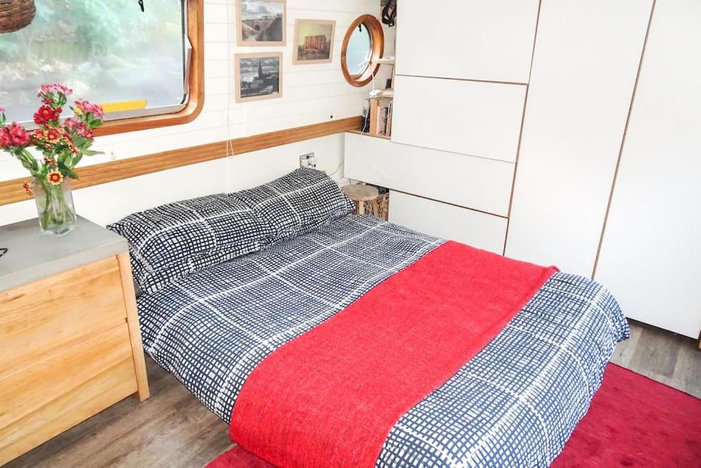 Slash Arts Houseboat On Secluded Mooring In Botel Londen