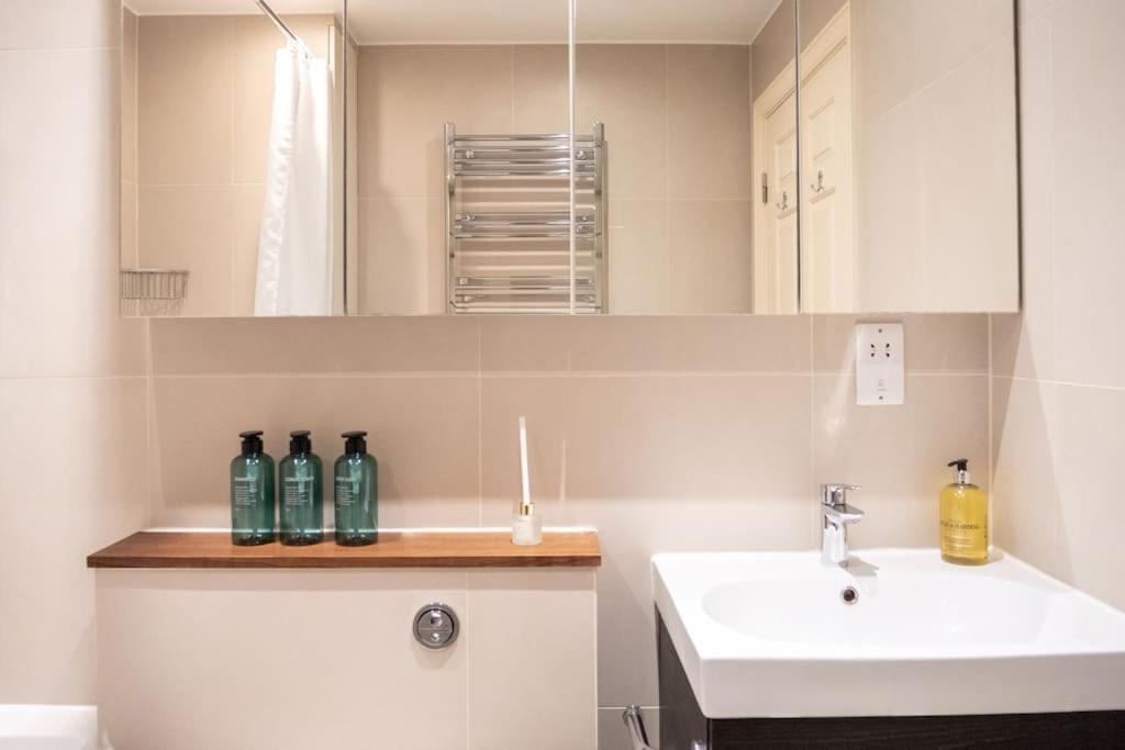 Stunning Views Modern Decor Flat In Kensington