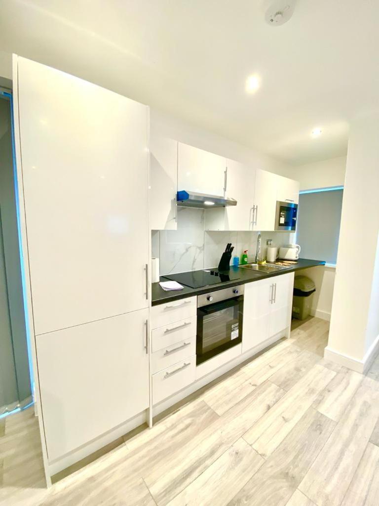 Comfortable One Bedroom Flat With Car Park In Apartment *