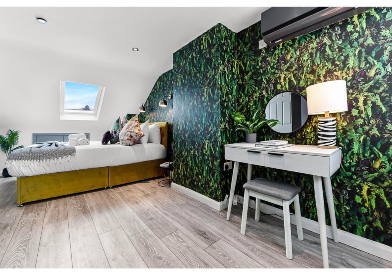 Apartment Earth Tones & Greenery: 4br Flat Sleeps 8 *