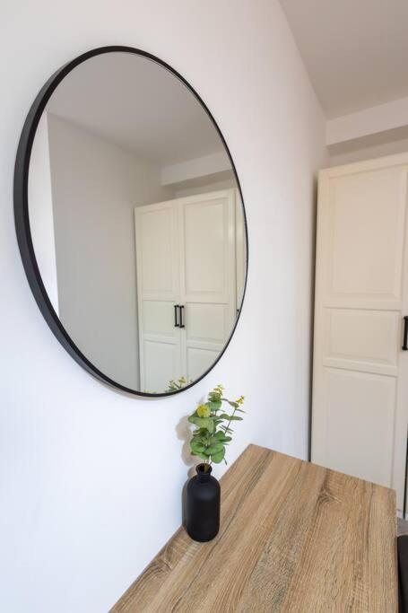 Morden Apartment, By The Sea With Free Parking Apartment *