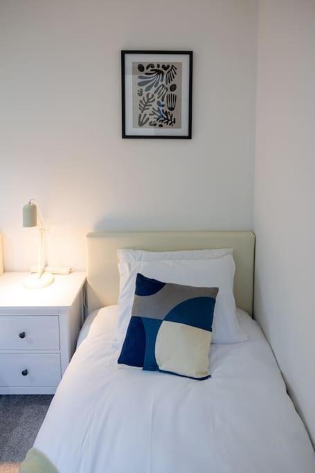 Morden Apartment, By The Sea With Free Parking Apartment *