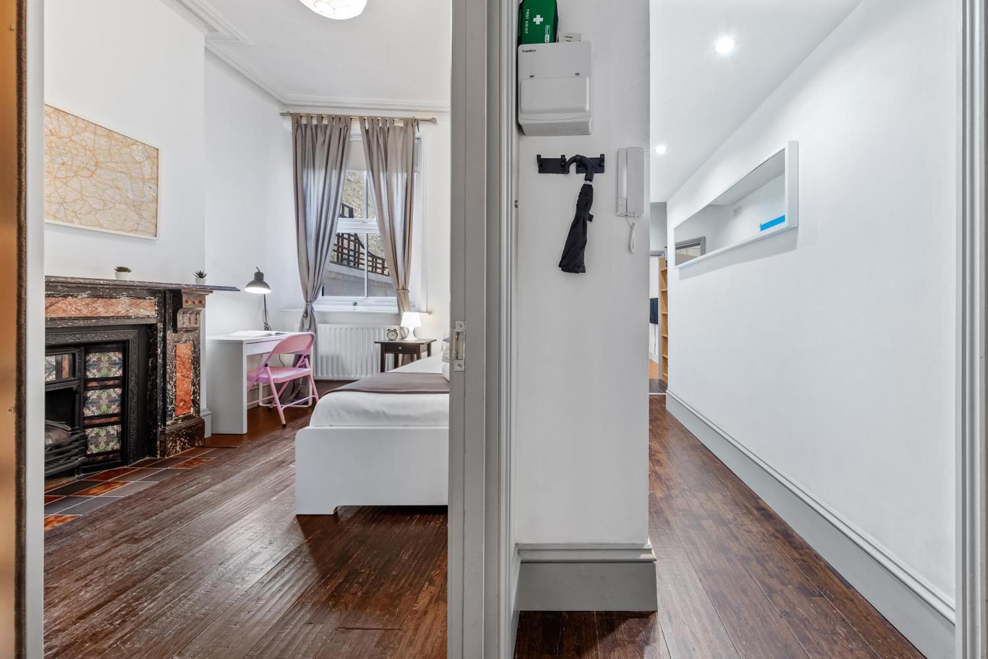 Quiet 2x Bedroom Victorian Terrace Flat + Garden *