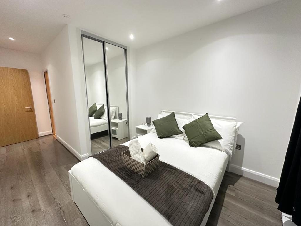 Luxury 2 Bedroom Penthouse Near * London