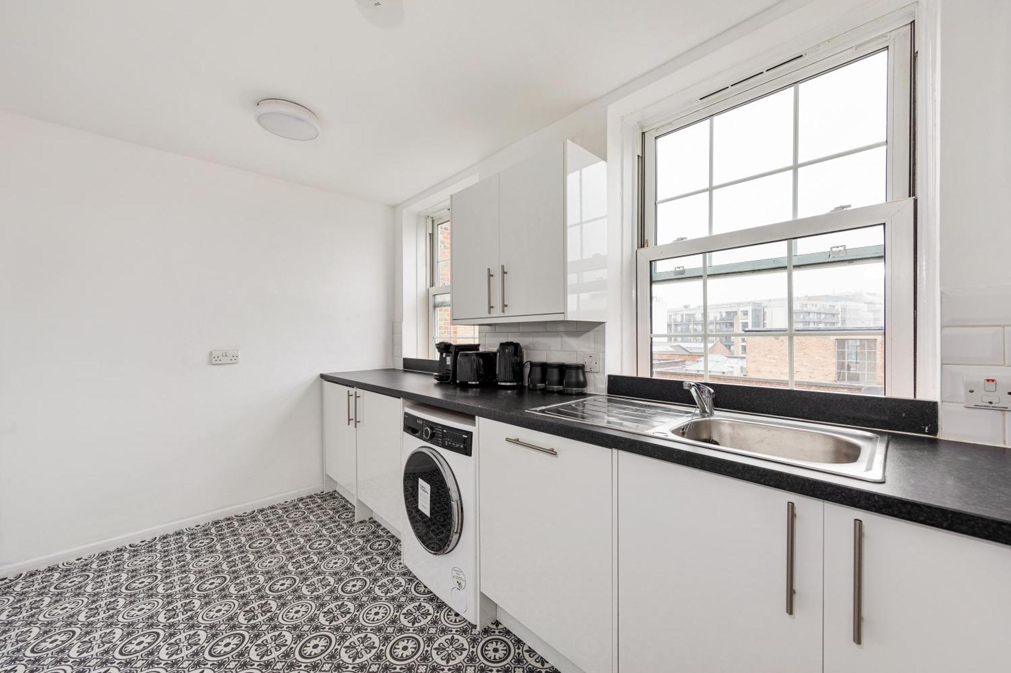 Sleek Shoreditch Hideout - 2 Bed Gem With Balcony In London