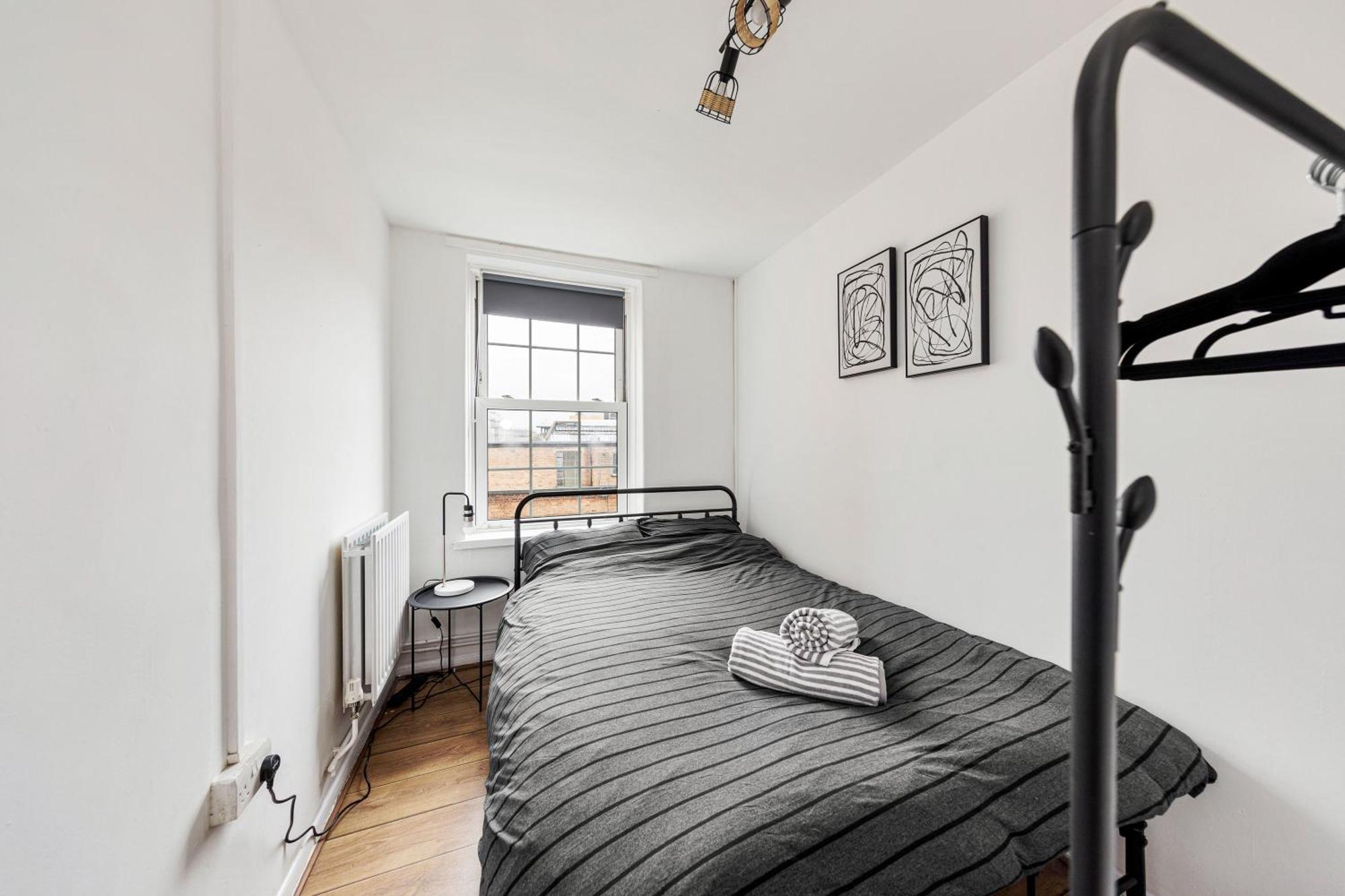 Sleek Shoreditch Hideout - 2 Bed Gem With Balcony In London