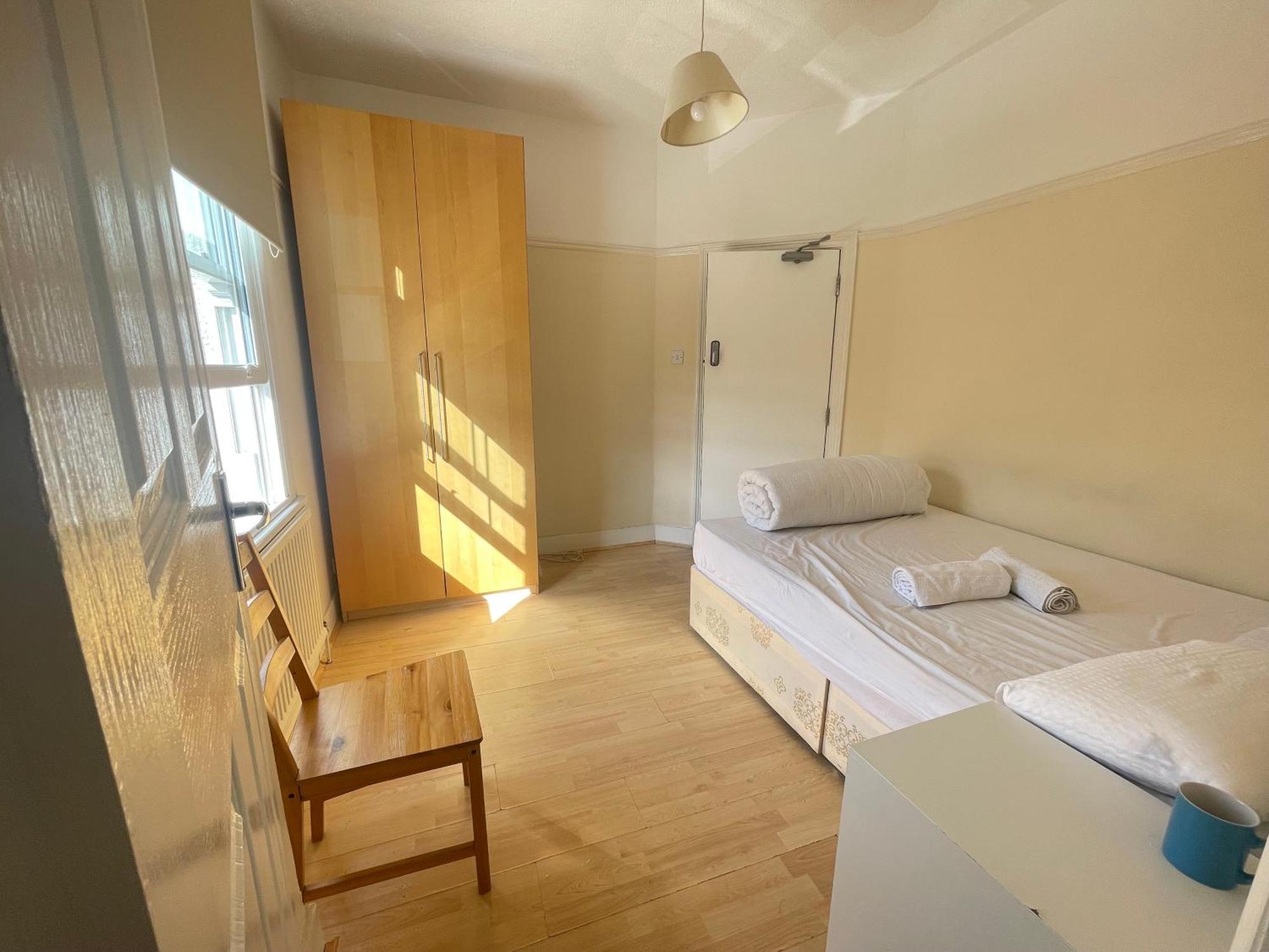 Homestay With Private Bathroom And Shared Kitchen *