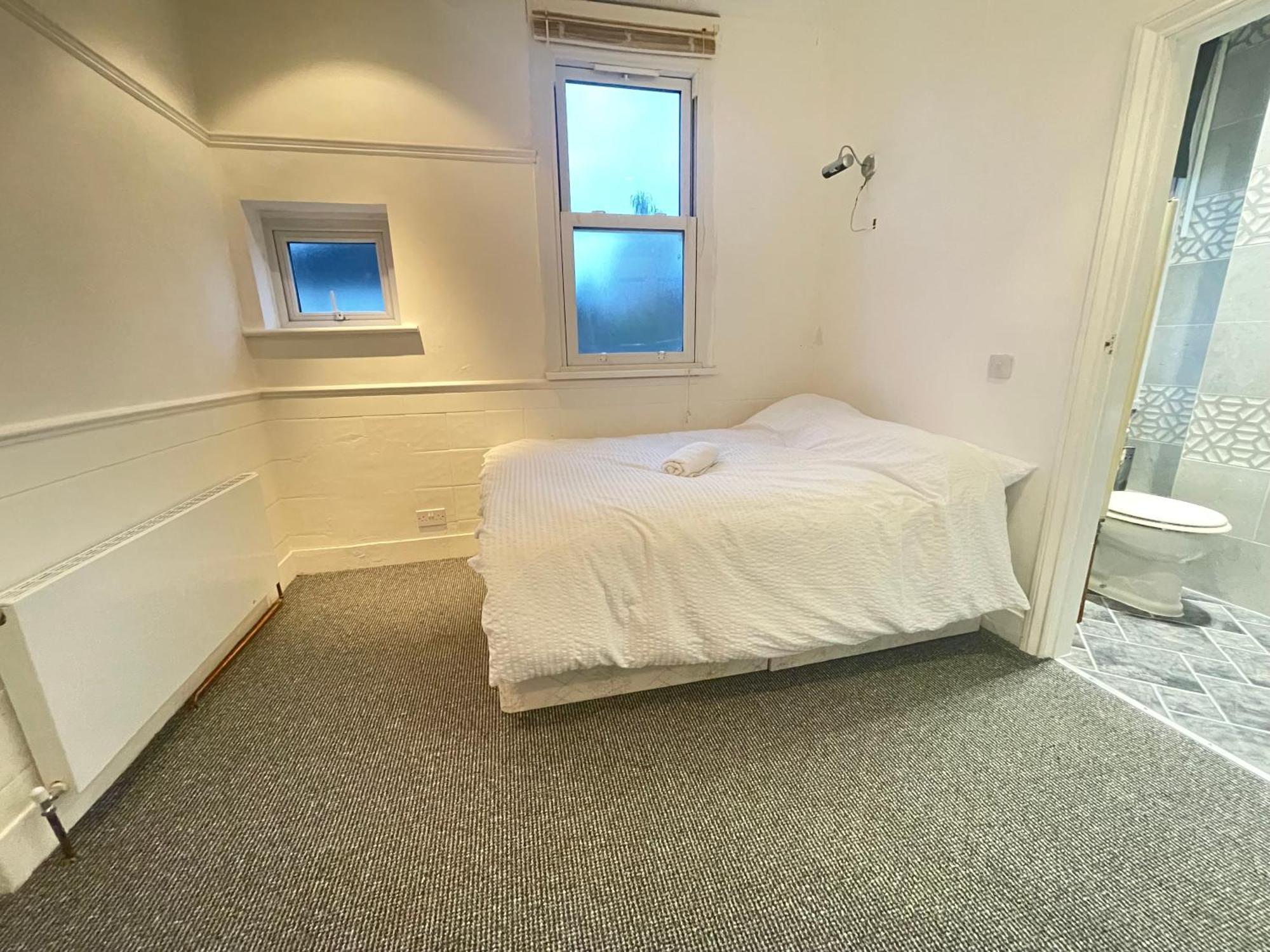 With Private Bathroom And Shared Kitchen Homestay London