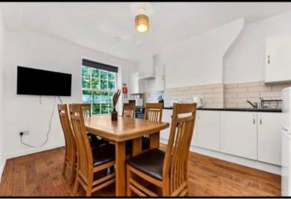 Apartment 4 Bedroom Zone 1 *
