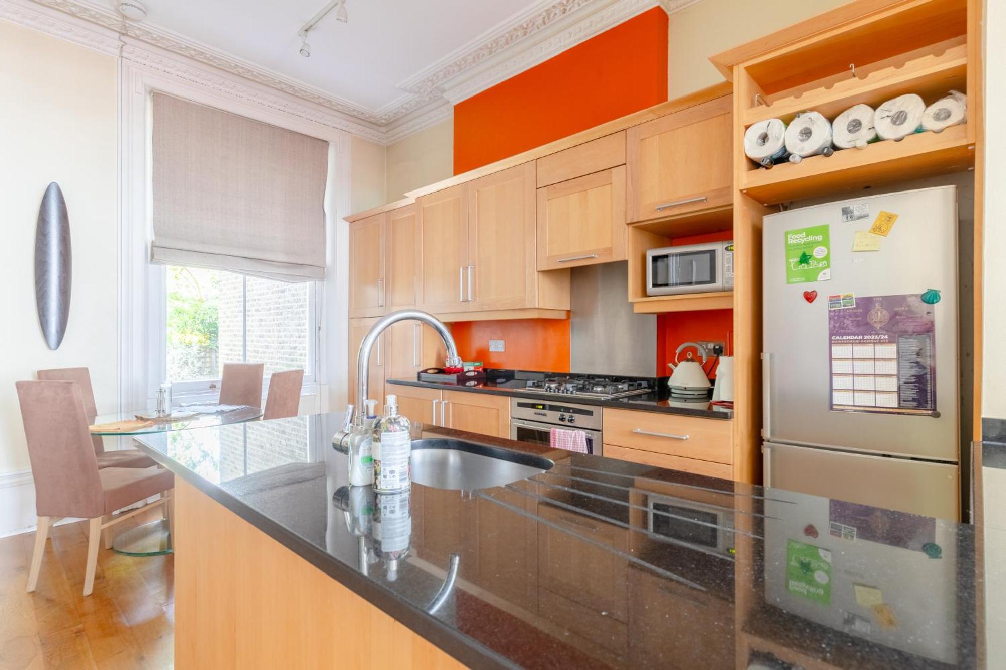 Inviting 1bd Hideaway Kensington Olympia! London