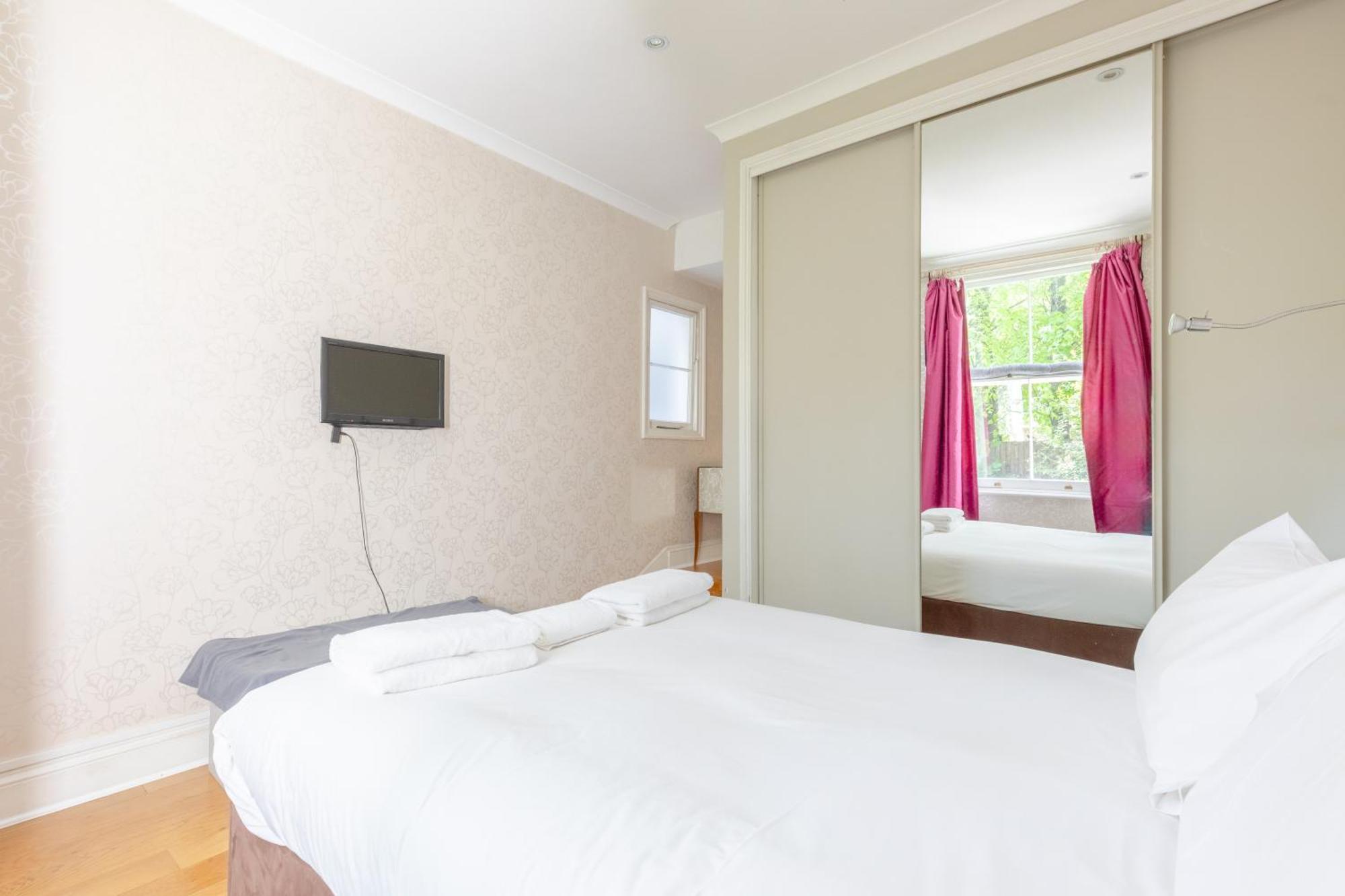 Inviting 1bd Hideaway Kensington Olympia! London