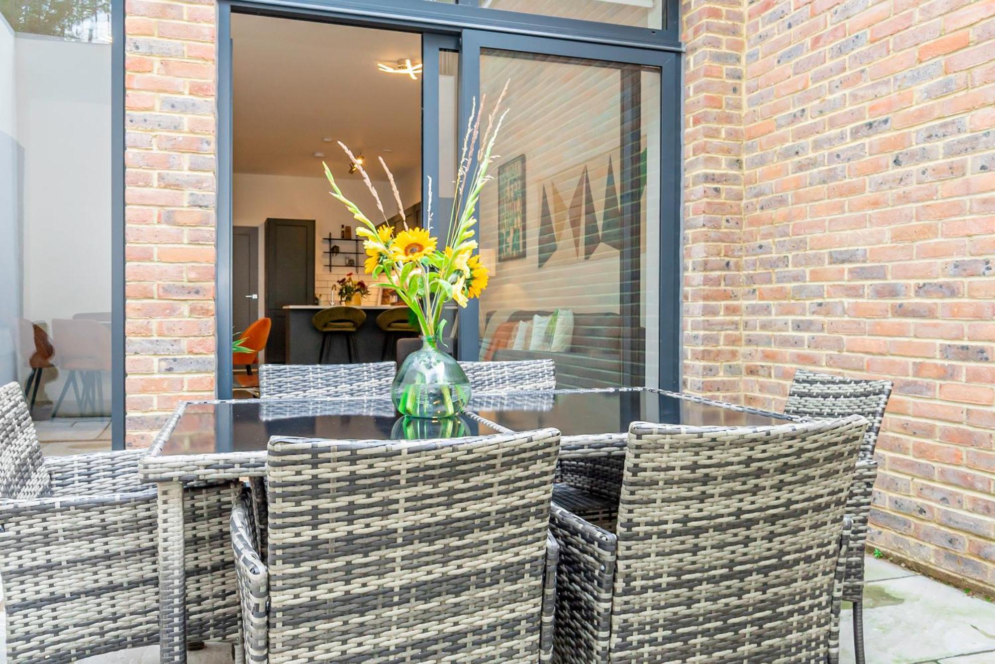 Gorgeous Two-bedroom Two-bathrooms Flat Near Acton Main Line Station Apartment