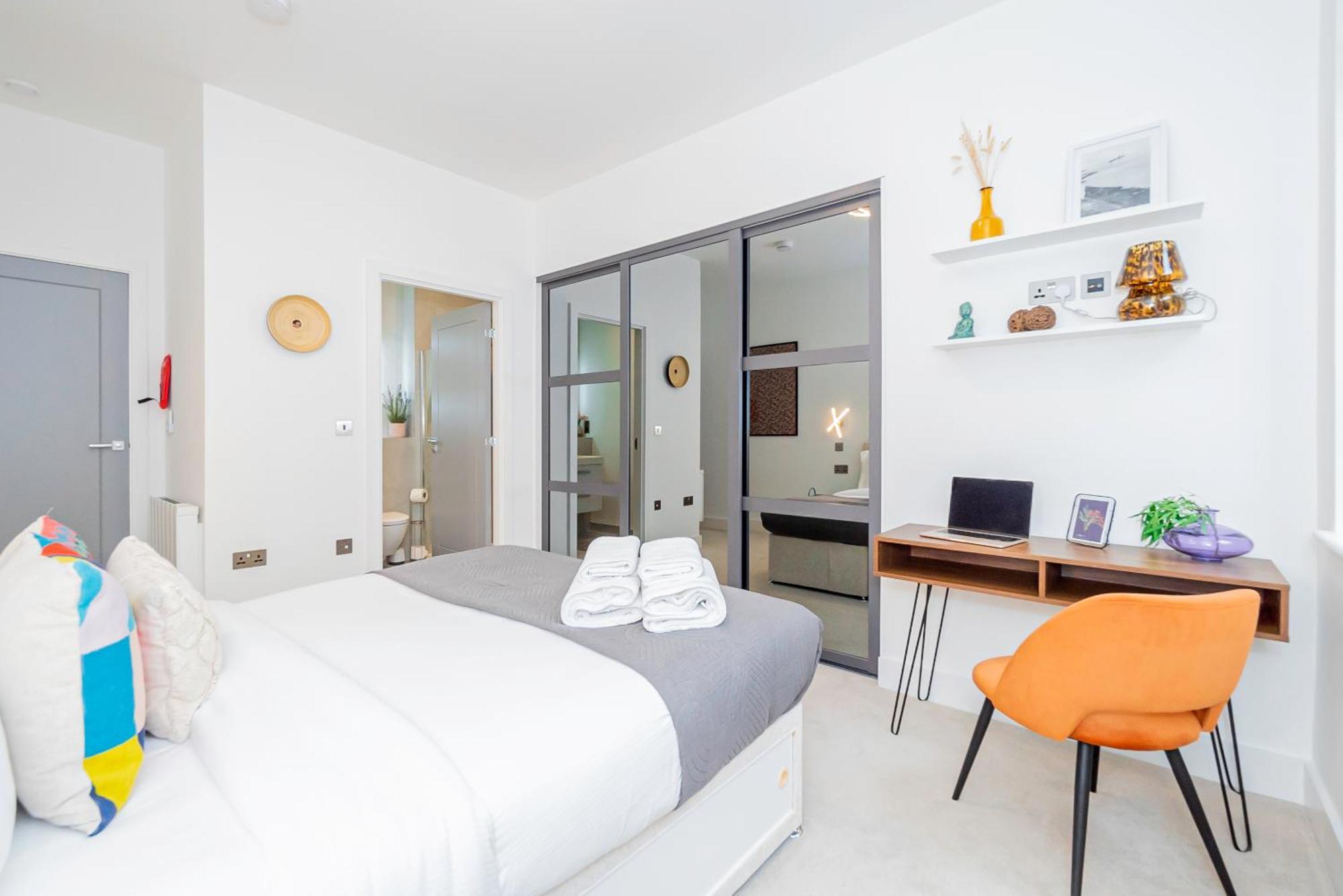 Gorgeous Two-bedroom Two-bathrooms Flat Near Acton Main Line Station Apartment