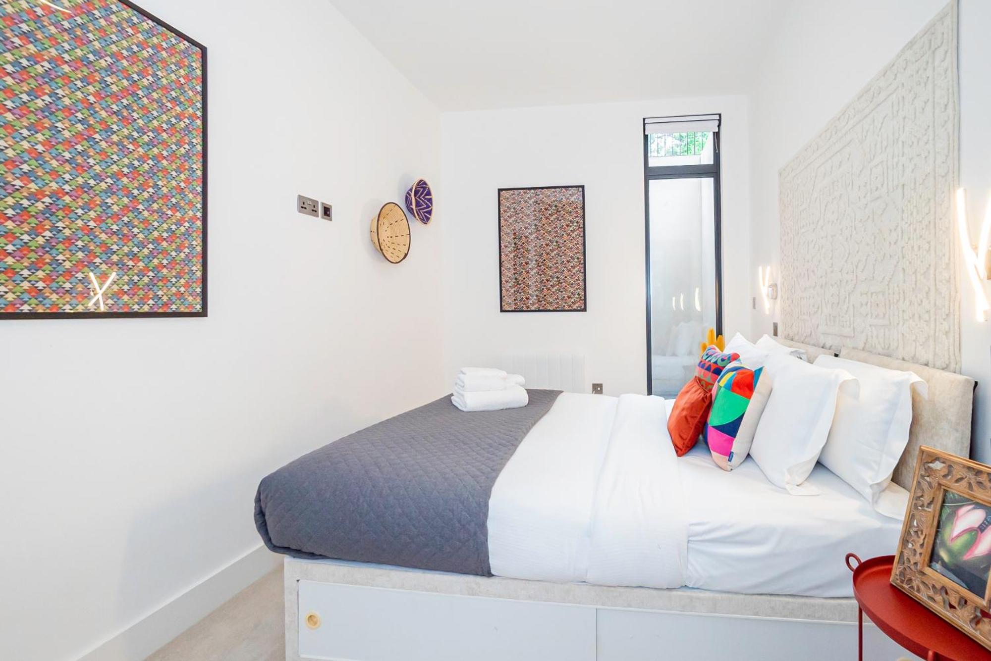 Apartment Gorgeous Two-bedroom Two-bathrooms Flat Near Acton Main Line Station *