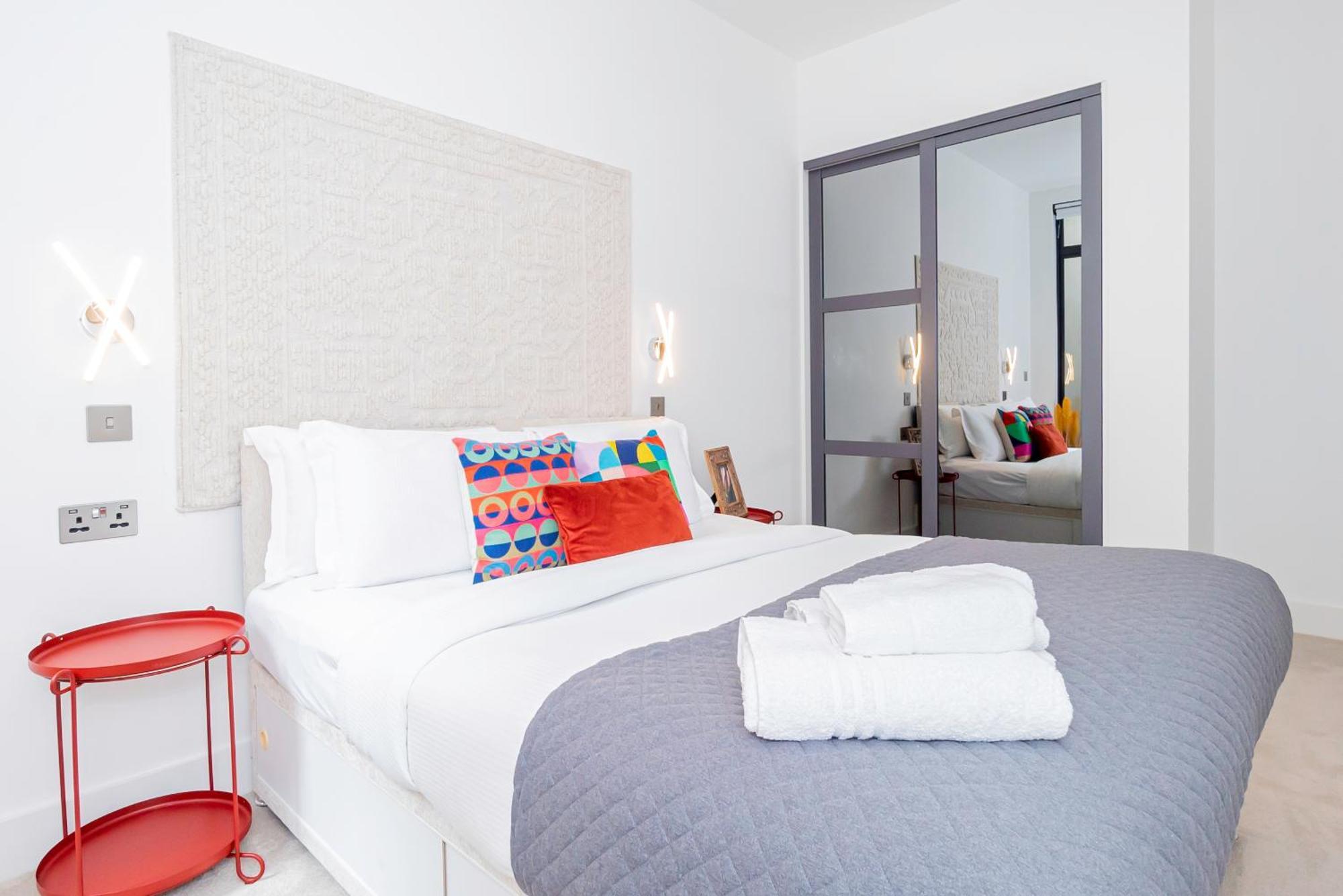 Gorgeous Two-bedroom Two-bathrooms Flat Near Acton Main Line Station * London