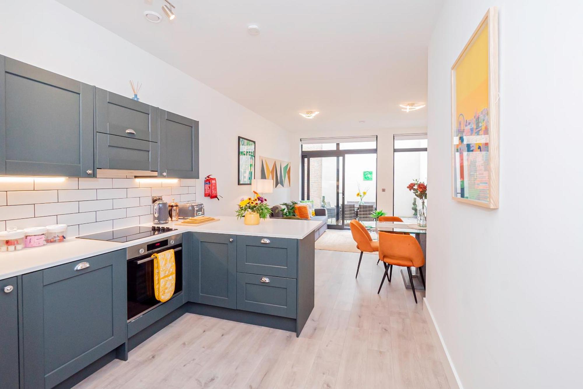 Apartment Gorgeous Two-bedroom Two-bathrooms Flat Near Acton Main Line Station London