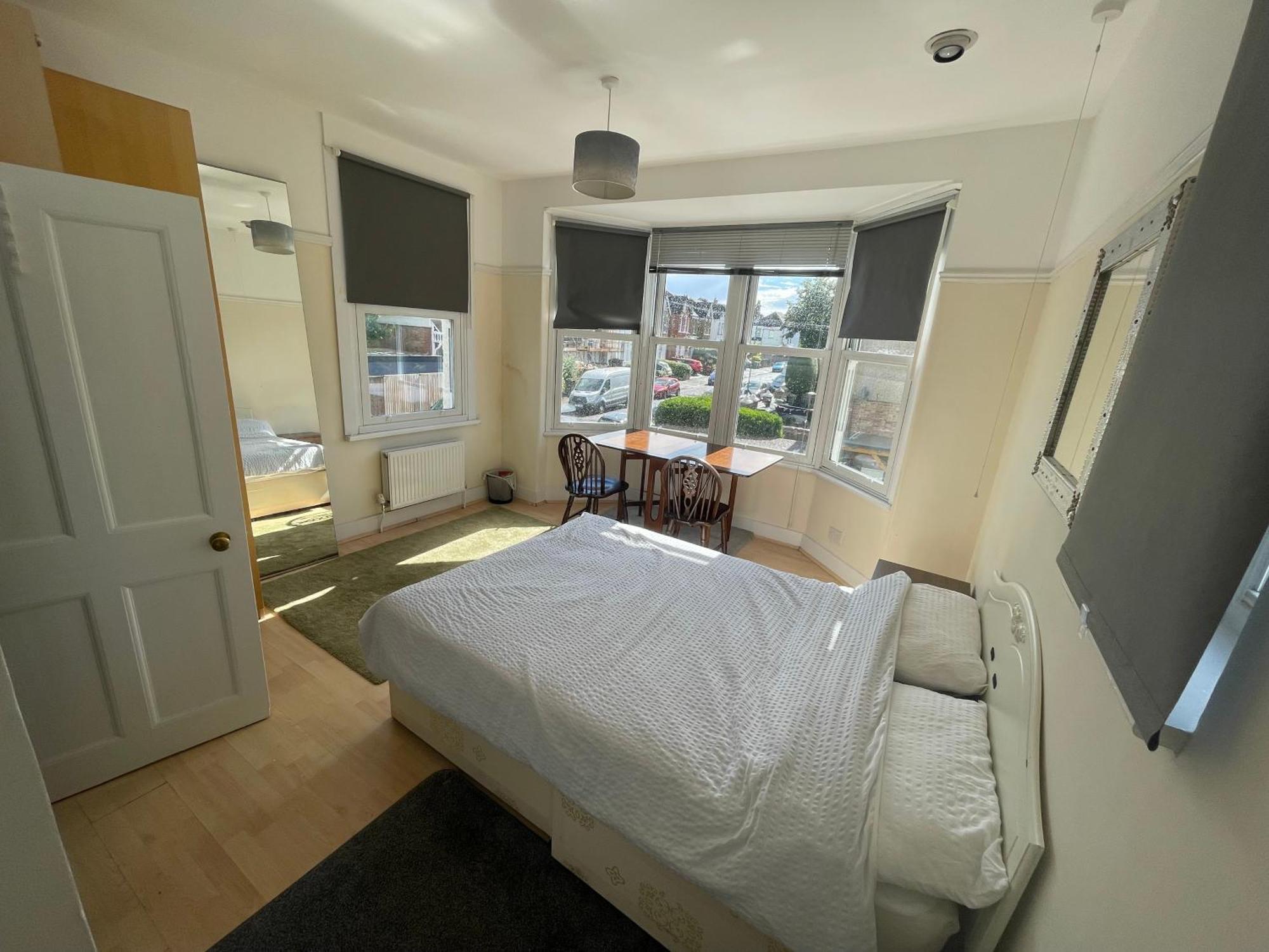 With Private Bathroom And Shared Kitchen Homestay London